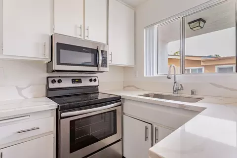 10913 Fruitland Dr #215, Los Angeles, CA 91604