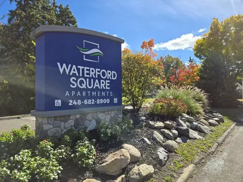 950 Village Green Ln #11-2110, Waterford, MI 48328
