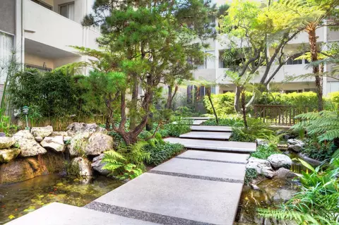 233 S Barrington Ave #33304, Los Angeles, CA 90049