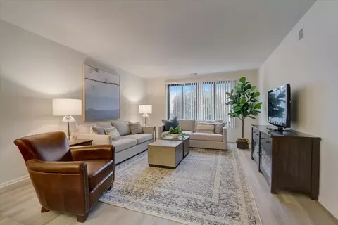1220 E Algonquin Rd #HEI3N, Schaumburg, IL 60173