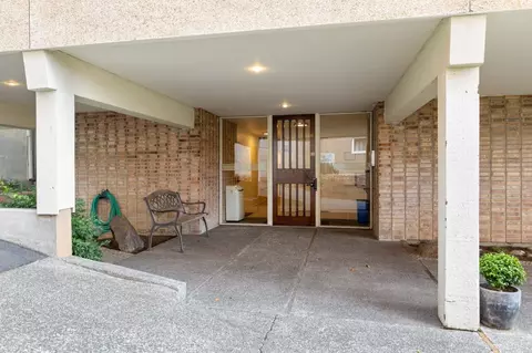 324 W Olympic Pl #204, Seattle, WA 98119
