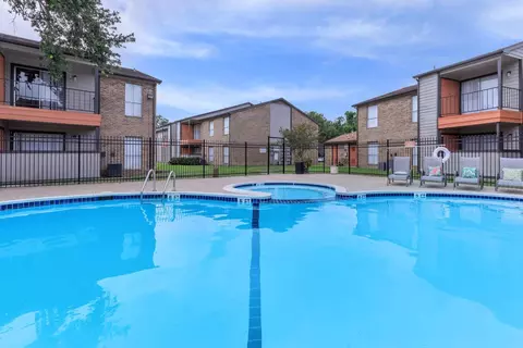 100 Lakeview Dr #120, Clute, TX 77531