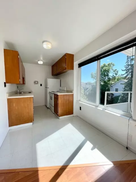 4214 11th Ave NE #208, Seattle, WA 98105