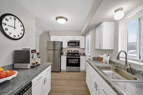 2860 Charter Blvd #22812106, Troy, MI 48083