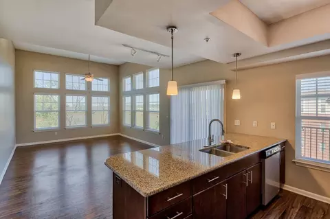1601 NW 38th St #302, Kansas City, MO 64116