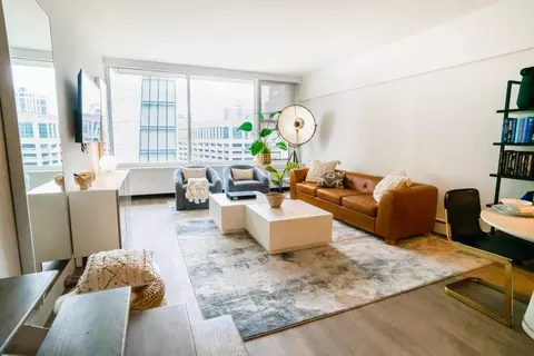 21 E Chestnut St #14F, Chicago, IL 60611