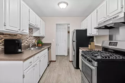560 W Sandhurst Dr #545-215, Roseville, MN 55113