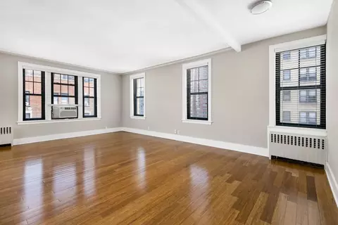 425 W Surf St #0901, Chicago, IL 60657