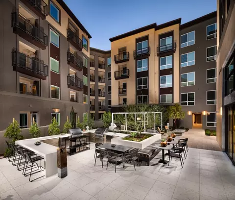22121 Clarendon St #538, Los Angeles, CA 91364