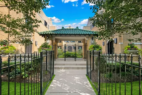 718 W Irving Park Rd #5003, Chicago, IL 60613
