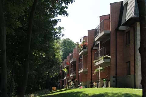 3150 S Pinewood Creek Ct #6-110, New Berlin, WI 53151