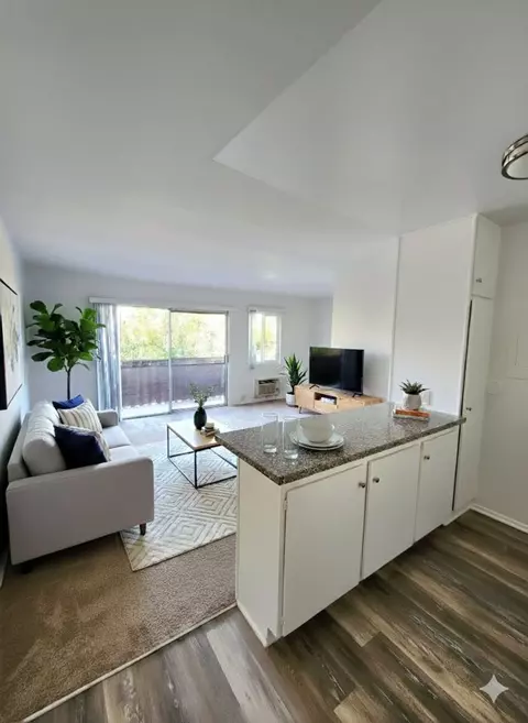 8726 Independence Ave #111P, Los Angeles, CA 91304