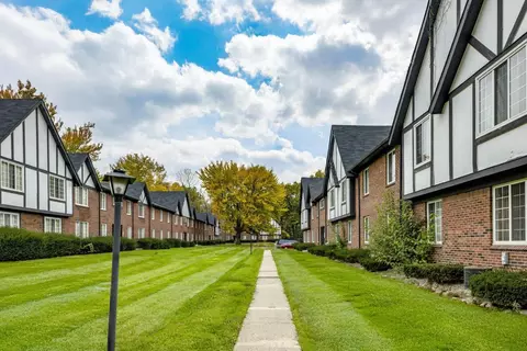 20800 Knob Woods Dr #21201, Southfield, MI 48076