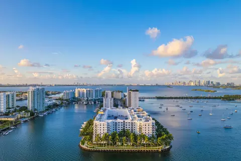 8000 West Dr #813, North Bay Village, FL 33141