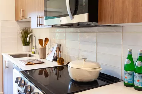 7322 Topanga Canyon Blvd #212, Canoga Park, CA 91303