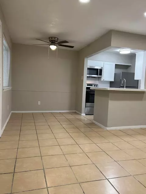 2800 W Pioneer Dr #1-205, Irving, TX 75061