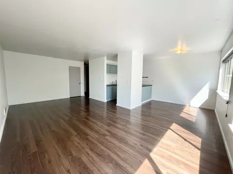 2233 NE 46th St #206, Seattle, WA 98105