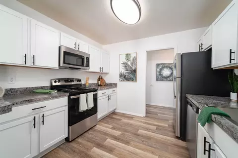 20800 Knob Woods Dr #1105, Southfield, MI 48076