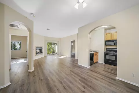 17442 Sherman Way #D101, Los Angeles, CA 91406