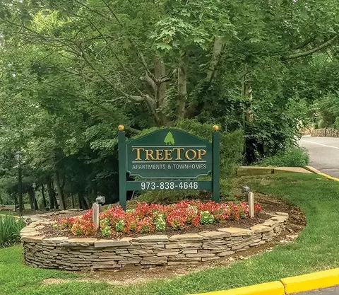 117 Treetop Ct #107, Bloomingdale, NJ 07403