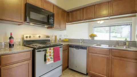 17400 Cedar Lake Cir #17330, Northville, MI 48168