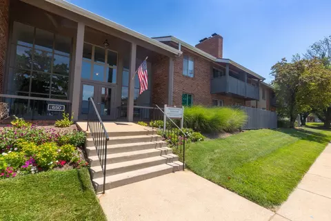 650 Waterford Dr #1, Florissant, MO 63033