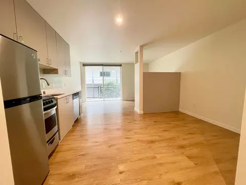 2249 NE 46th St #404, Seattle, WA 98105