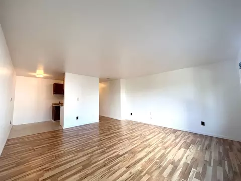 4214 11th Ave NE #204, Seattle, WA 98105