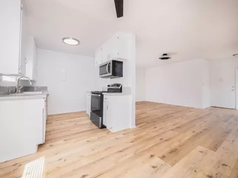 7253-7257 Variel Ave #08826, Canoga Park, CA 91303