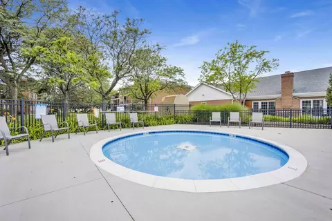 732 Bluff St #722-303, Carol Stream, IL 60188