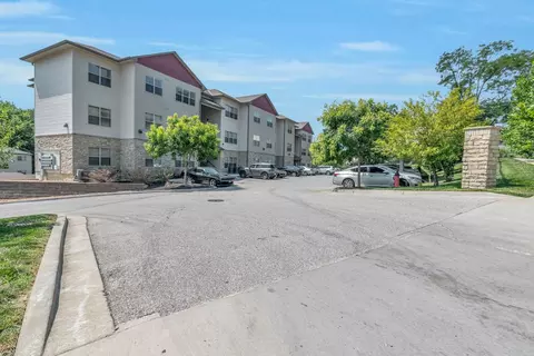 6449 NW 70th St #406, Kansas City, MO 64151