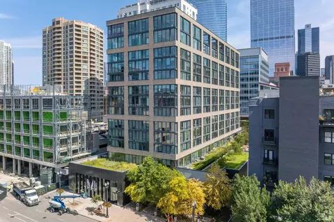 165 N Desplaines St #609, Chicago, IL 60661