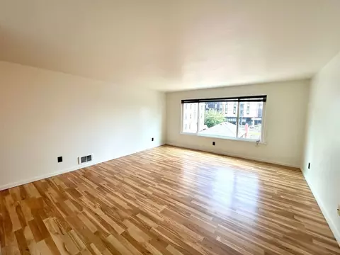 4214 11th Ave NE #401, Seattle, WA 98105