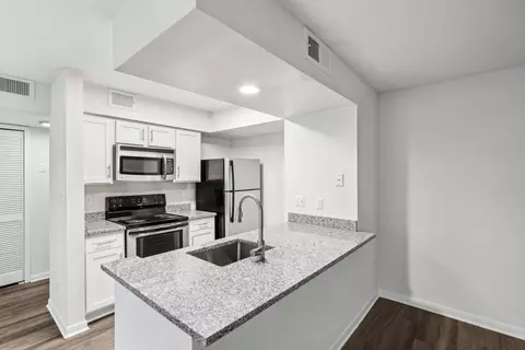 2511 Farmcrest Dr #524, Herndon, VA 20171