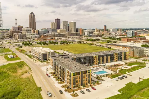 415 SW 11th St #225, Des Moines, IA 50309