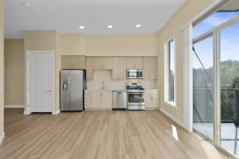 35 Club Rd #423, Eugene, OR 97401