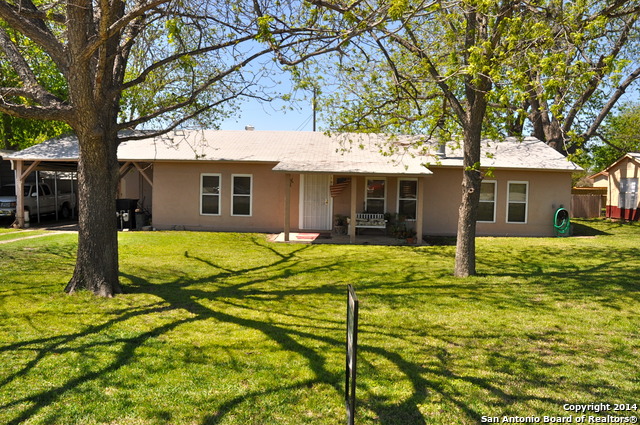 1003 W Hondo Ave, Devine, TX 78016 photo 1