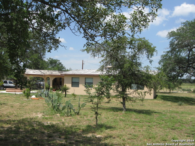 102 Cr 7866, Devine, TX 78016 photo 1