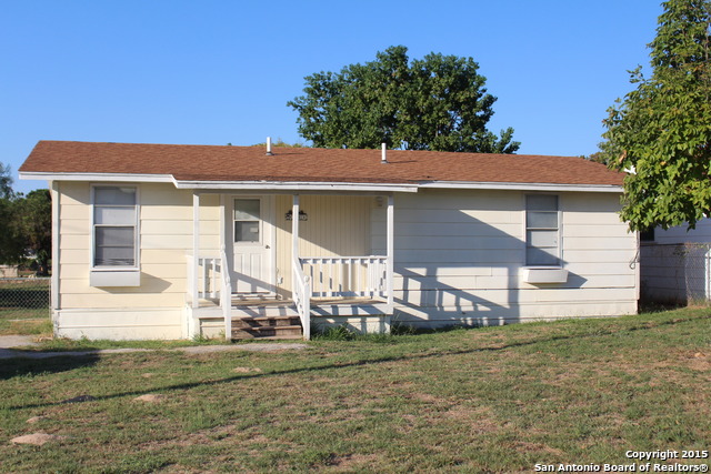 231 Breeze Dr, Devine, TX 78016 photo 1