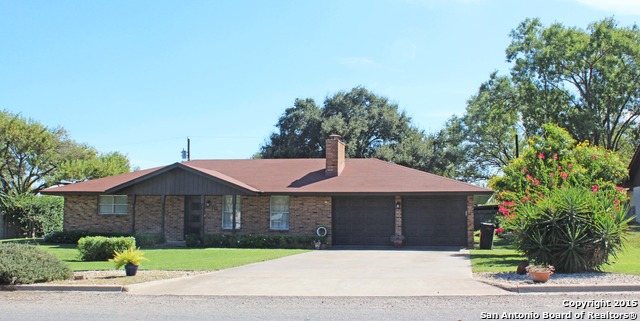 311 Cardinal Dr, Devine, TX 78016 photo 1