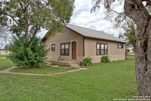 319 S Jamison Dr, Devine, TX 78016 photo 1