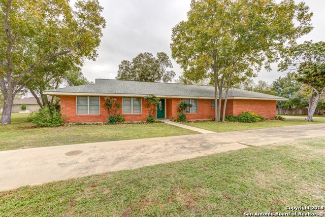 319 Cardinal Dr, Devine, TX 78016 photo 1