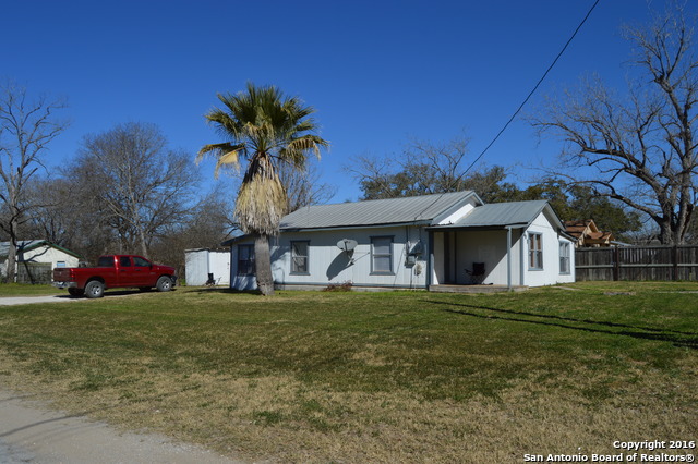 401 Lee Dr, Devine, TX 78016 photo 1