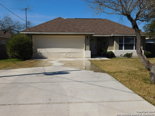 513 N Upson Dr, Devine, TX 78016 photo 1