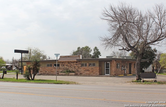 501 W Hondo Ave, Devine, TX 78016 photo 1