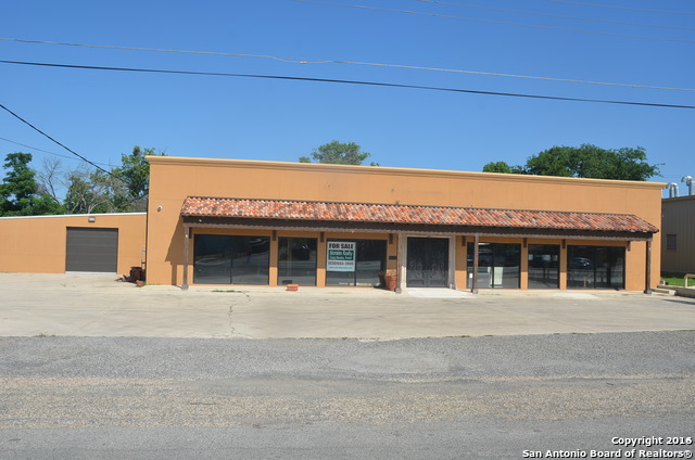 713 N Teel Dr, Devine, TX 78016 photo 1