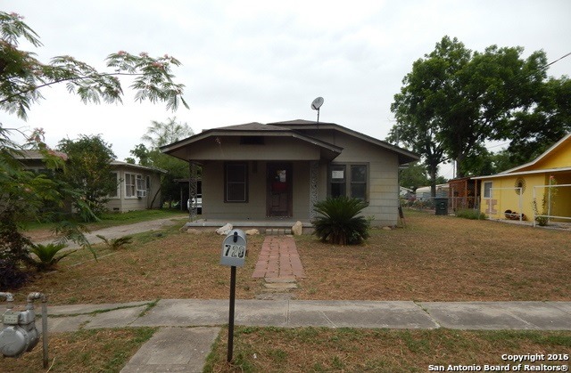 720 E Mesquite St, Uvalde, TX 78801 photo 1