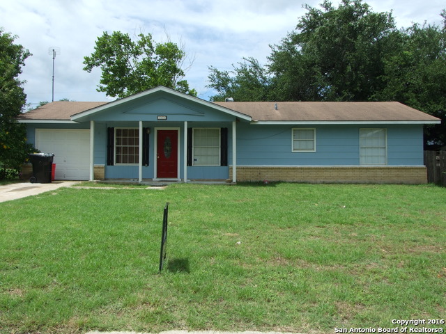 304 Dubose Dr, Devine, TX 78016 photo 1