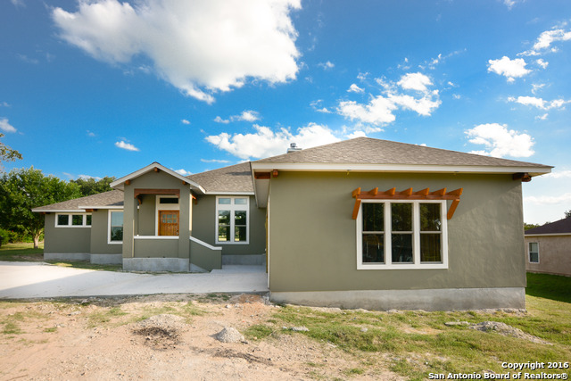 608 Jack Nickolaus Dr, Devine, TX 78016 photo 1