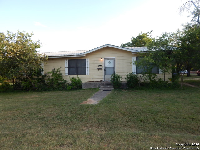 307 W Dilley Ave, Devine, TX 78016 photo 1